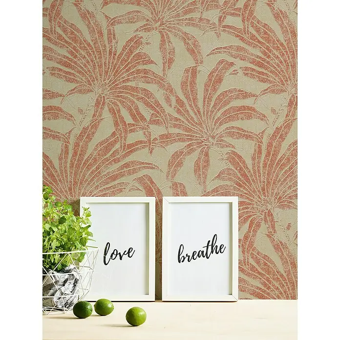 A.S. Création Jade 2 Vliestapete Pflanzen - Beige-Rot-Orange, Floral, 10,05 x 0,53 m - Dekoratives Zimmer mit Bilderrahmen "Love & Breathe", Limetten und einer Pflanze vor einer gemusterten Tapete.