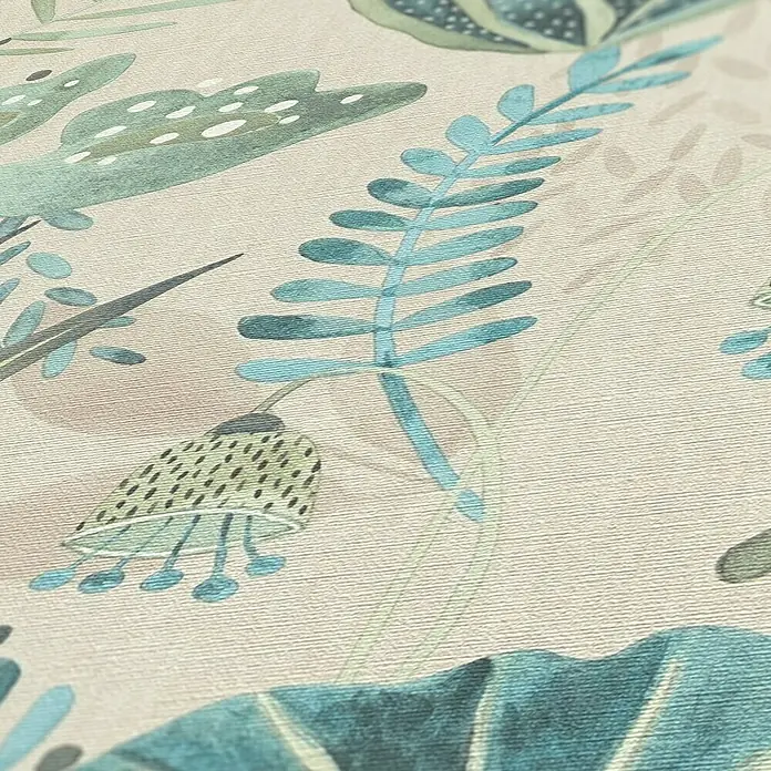 A.S. Création Famous Garden Vliestapete - Beige-Grün-Blau, Floral, 10,05 x 0,53 m - Nahaufnahme eines floralen Textilmusters mit grünen und blauen botanischen Elementen auf beigem Hintergrund.