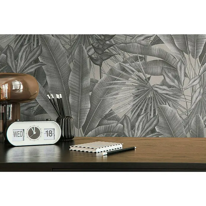 A.S. Création Stories of Life Vliestapete - Grau-Beige-Schwarz, Floral, 10,05 x 0,53 m - Nahaufnahme eines Retro-Flip-Kalenders mit einer Pflanzentapete im Hintergrund, ideal für ein stilvolles Homeoffice.
