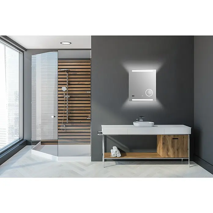 DSK Lichtspiegel Silver Rey - 60 x 70 cm, Silber, Leuchtmittel - Modernes Badezimmer mit ebenerdiger Dusche und beleuchtetem Spiegel über einem stilvollen Waschtisch mit Holzdetails für ein elegantes Ambiente.