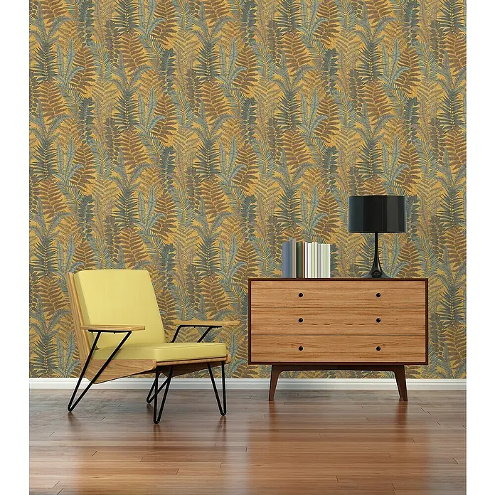 A.S. Création Famous Garden Vliestapete - Gelb-Blau-Braun, Floral, 10,05 x 0,53 m - Einladender Raum mit einem gelben Sessel und einer Kommode unter einer Lampe, alles vor einer kunstvollen Tapete.
