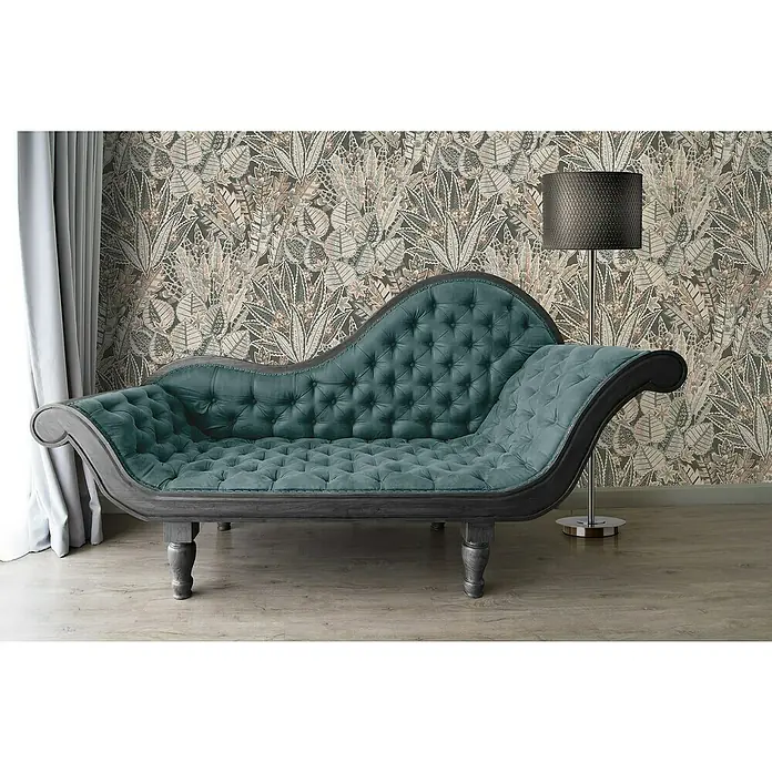 A.S. Création Stories of Life Vliestapete Blumen - Schwarz-Braun-Grau, Floral, 10,05 x 0,53 m - Elegante smaragdgrüne Chaiselongue mit Knopfheftung und dunklem Holzrahmen vor floraler Tapete. Eine stilvolle Ergänzung für jedes Zimmer.