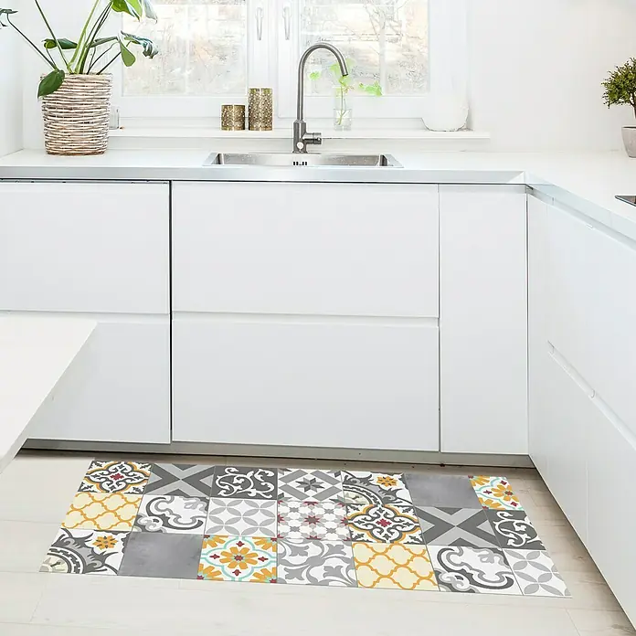 Alfombra de vinilo Croma Patch - Gris/Amarillo, 75 x 45 cm - Alfombra de cocina colorida con patrón marroquí en una cocina blanca y moderna. La alfombra añade color y estilo a la habitación.