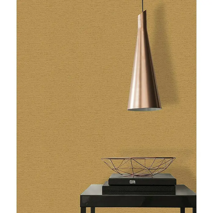 A.S. Création Famous Garden Vliestapete - Goldbraun-Gelb, Uni, 10,05 x 0,53 m - Nahaufnahme eines modernen Kupferschalen- und Pendelleuchten-Sets auf einem eleganten Beistelltisch.