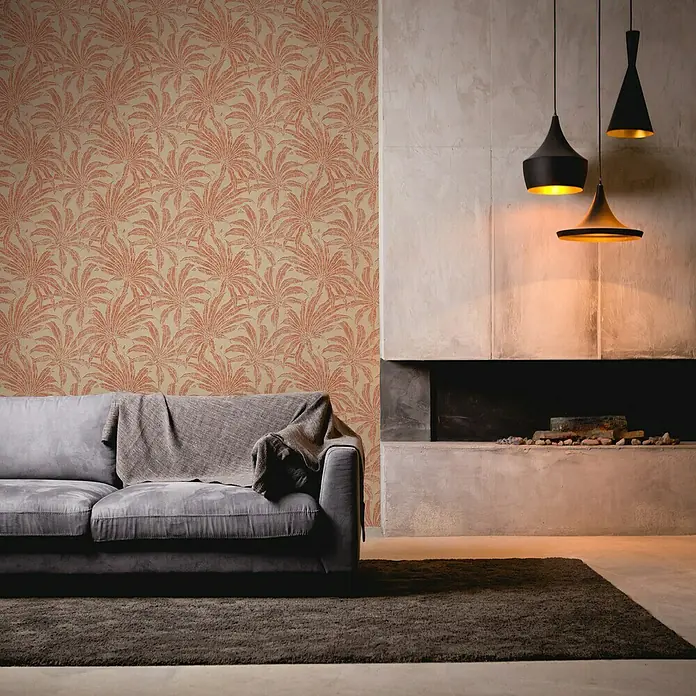 A.S. Création Jade 2 Vliestapete Pflanzen - Beige-Rot-Orange, Floral, 10,05 x 0,53 m - Wohnzimmer mit grauer Couch, gemusterter Tapete und modernem Kamin mit hängenden Lampen.