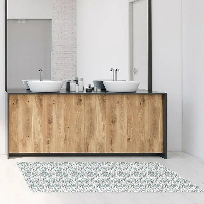 Alfombra de vinilo Croma Hidra topo - 150 x 80 cm - Baño con tocador de aspecto de madera, dos lavabos sobre encimera y alfombra estampada, dando un toque de color a la habitación.