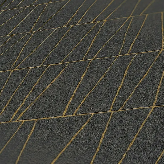 A.S. Création Jade 2 Vliestapete - Schwarz-Gold-Anthrazit, Grafisch, 10,05 x 0,53 m - Nahaufnahme einer strukturierten, dunklen Tapete mit goldenen, geometrischen Linien, die ein stilvolles und modernes Design zeigt.