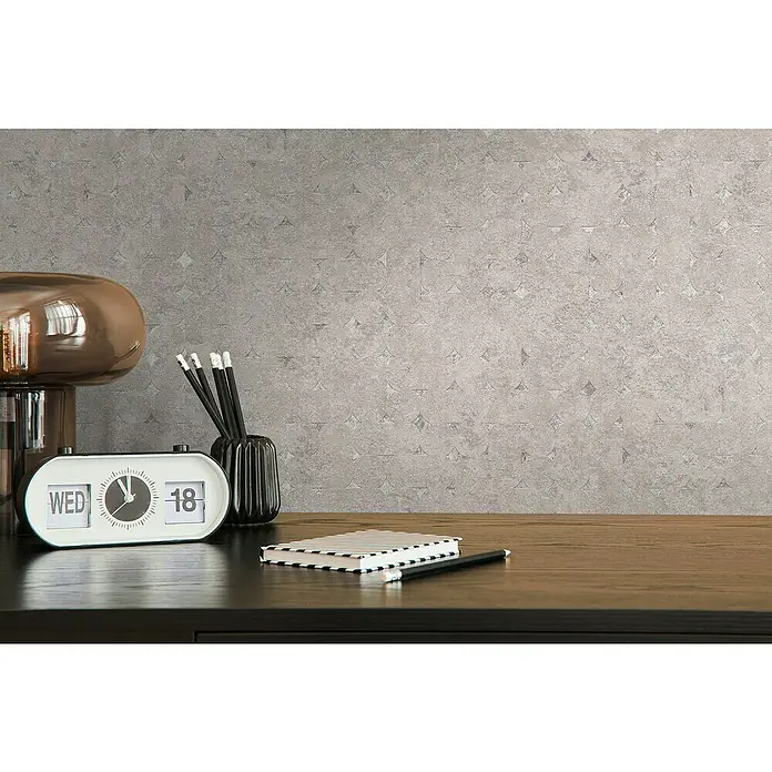 A.S. Création Stories of Life Vliestapete Used-Look - Beige-Braun, Betonoptik, 10,05 x 0,53 m - Tisch mit Lampe, Uhr, Stiften, Notizbuch und Bleistift.