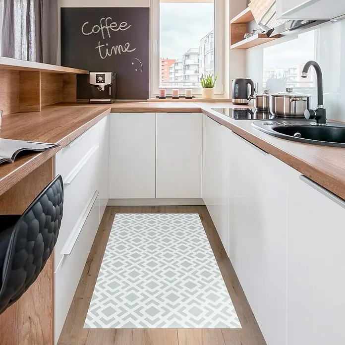 Alfombra de vinilo Living geométrica - Gris, 150 x 80 cm - Una cocina moderna con una alfombra de corredor con un patrón geométrico en gris y blanco que mejora el atractivo estético de la habitación.