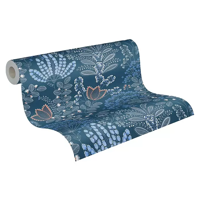 A.S. Création Famous Garden Vliestapete - Blau-Weiß-Grau, Floral, 10,05 x 0,53 m - Dunkelblaue Tapetenrolle mit aufwendigem Blumenmuster in Blau, Weiß und Orange.