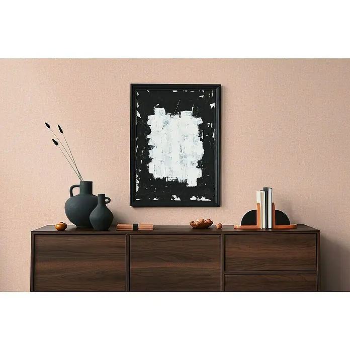 A.S. Création Famous Garden Vliestapete - Orange-Rosa, Uni, 10,05 x 0,53 m - Ein modernes Wohnzimmer mit einem Lowboard aus dunklem Holz, das mit Vasen, Büchern und einem abstrakten Gemälde dekoriert ist.