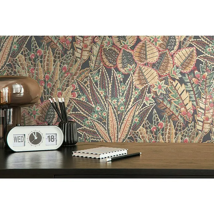 A.S. Création Stories of Life Vliestapete Blumen - Braun-Rot-Schwarz, Floral, 10,05 x 0,53 m - Detailaufnahme eines Schreibtisches mit einem Retro-Wecker, Notizbuch und Stifthalter vor einer dekorativen Blumentapete.