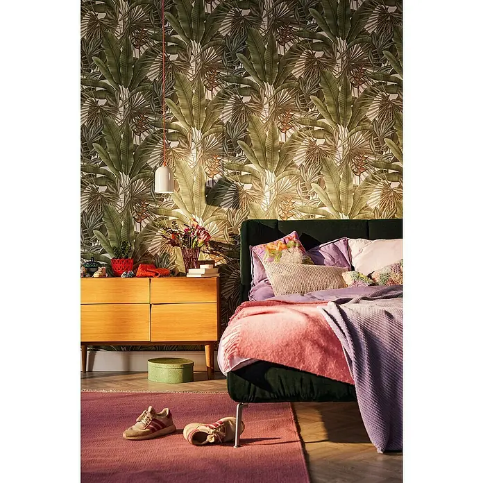 A.S. Création Stories of Life Vliestapete - Grün-Cremeweiß-Beige, Floral, 10,05 x 0,53 m - Schlafzimmer mit Bett, Kommode und tropischer Tapete.