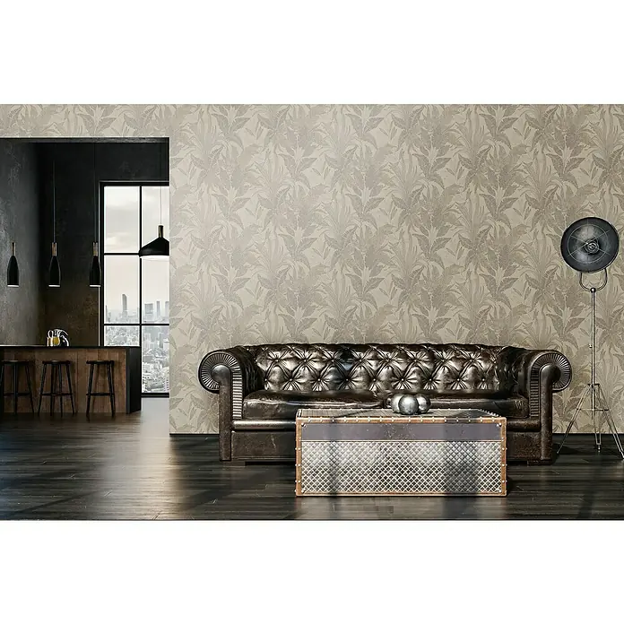 A.S. Création Stories of Life Vliestapete Dschungel - Beige-Gold, Floral, 10,05 x 0,53 m - Elegante Couchgarnitur mit Chesterfield-Lederdesign, ergänzt durch einen einzigartigen Couchtisch und eine Stehlampe, die Stil und Komfort vereinen.