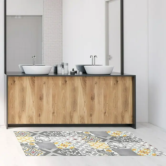 Alfombra de vinilo Croma Patch - Gris/Amarillo, 150 x 80 cm - Un mueble de lavabo con una puerta de madera y una alfombra de azulejos de colores delante, que añade un carácter único al baño.