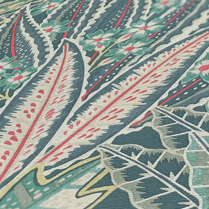 A.S. Création Stories of Life Vliestapete Blumen - Petrolgrün-Rot, Floral, 10,05 x 0,53 m - Nahaufnahme eines gemusterten Stoffes mit floralen und federartigen Motiven in Blau-, Grün- und Rottönen für kreative Projekte.