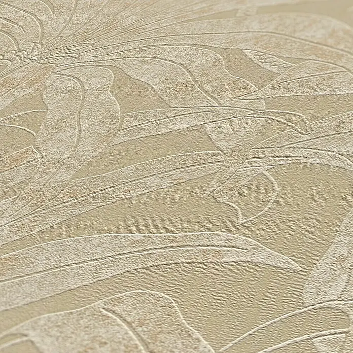 A.S. Création Jade 2 Vliestapete Pflanzen - Grau-Weiß-Gold, Floral, 10,05 x 0,53 m - Nahaufnahme einer beigefarbenen Tapete mit einem eleganten, erhabenen Blumenmuster, das dem Design Tiefe verleiht.