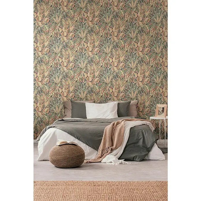 A.S. Création Stories of Life Vliestapete Blumen - Braun-Rot-Schwarz, Floral, 10,05 x 0,53 m - Schlafzimmer mit stilvoller Tapete mit Pflanzenmuster, Bett mit grauer Bettwäsche und Strickhocker, die eine gemütliche Atmosphäre schaffen.