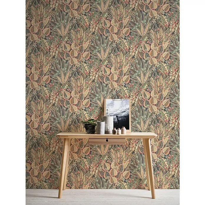 A.S. Création Stories of Life Vliestapete Blumen - Braun-Rot-Schwarz, Floral, 10,05 x 0,53 m - Ein Schreibtisch aus hellem Holz mit minimalistischem Design vor einer floral gemusterten Tapete. Die Tischplatte bietet Platz für Deko-Elemente und Bilderrahmen.