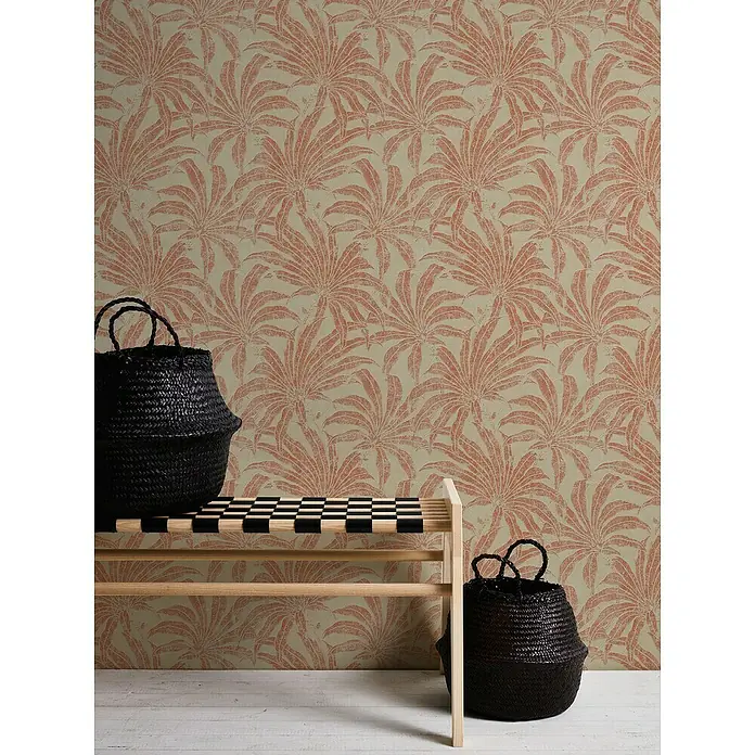 A.S. Création Jade 2 Vliestapete Pflanzen - Beige-Rot-Orange, Floral, 10,05 x 0,53 m - Zwei schwarze Körbe und eine Holzbank mit Schachbrettmuster vor einer Wand mit tropischem Blattmuster.