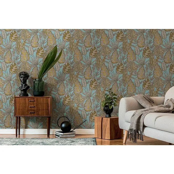 A.S. Création Famous Garden Vliestapete Blatt - Hellblau-Gelb-Braun, Floral, 10,05 x 0,53 m - Nahaufnahme eines Wohnzimmers mit gemusterter Tapete, einem Vintage-Schrank und einem grauen Sofa.