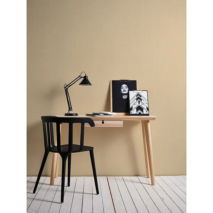 A.S. Création Stories of Life Vliestapete - Orangebeige, Uni, 10,05 x 0,53 m - Elegantes Schreibtisch-Set mit einer modernen Lampe, einem Stuhl und dekorativen Bildern, perfekt für ein stilvolles Arbeitszimmer.