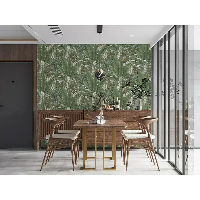 A.S. Création Stories of Life Vliestapete - Grün-Cremeweiß-Beige, Floral, 10,05 x 0,53 m - Ein stilvoller Essbereich mit Holztisch und Stühlen vor einer Wand mit tropischem Pflanzenmuster.