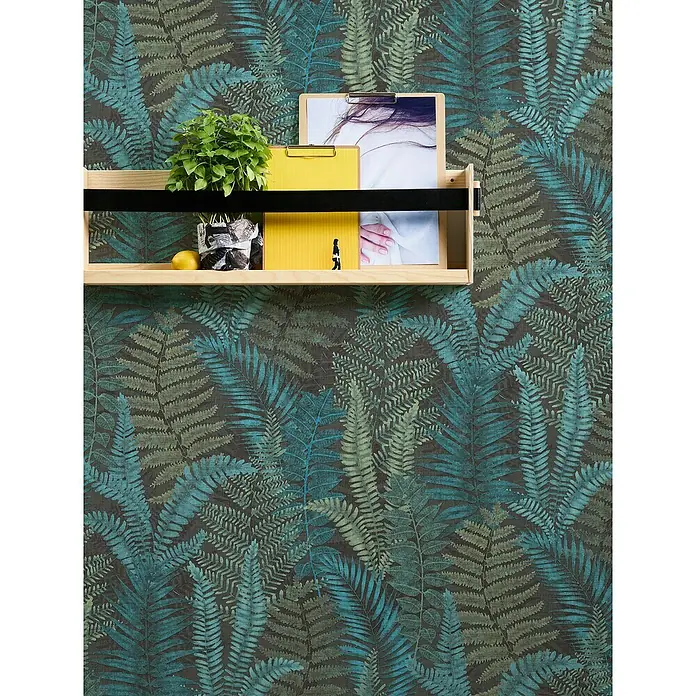 A.S. Création Famous Garden Vliestapete - Schwarz-Blau-Grün, Floral, 10,05 x 0,53 m - Helle Holzregal mit Pflanzen, gelben Akzenten & Fotos vor einem blauen Farnmuster. Das Regal bietet Stauraum und setzt dekorative Akzente.