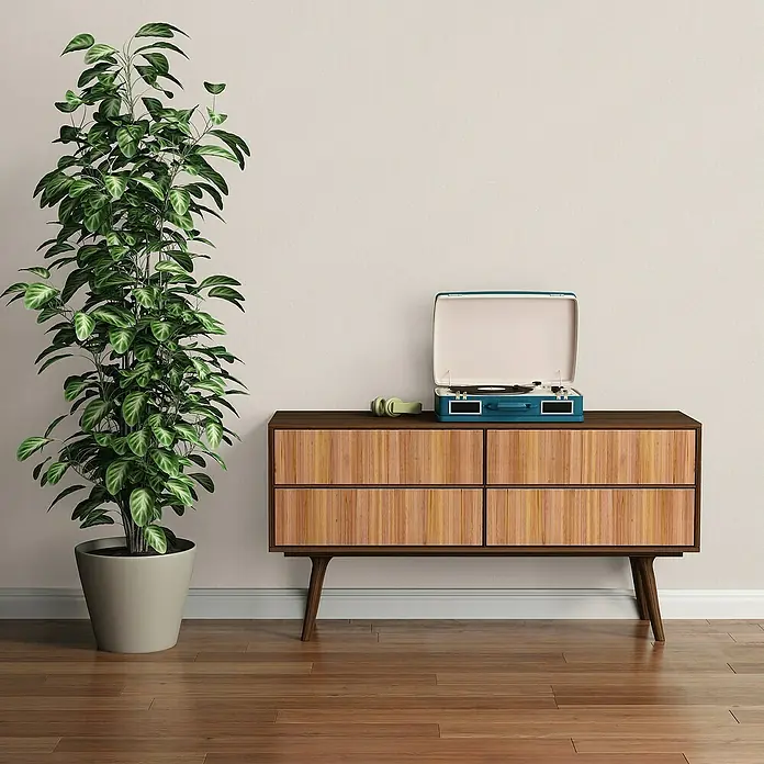 A.S. Création Famous Garden Vliestapete - Creme-Weiß, Uni, 10,05 x 0,53 m - Ein stilvolles Sideboard aus Holz mit vier Schubladen, darauf ein blauer Plattenspieler und Kopfhörer, daneben eine Zimmerpflanze.