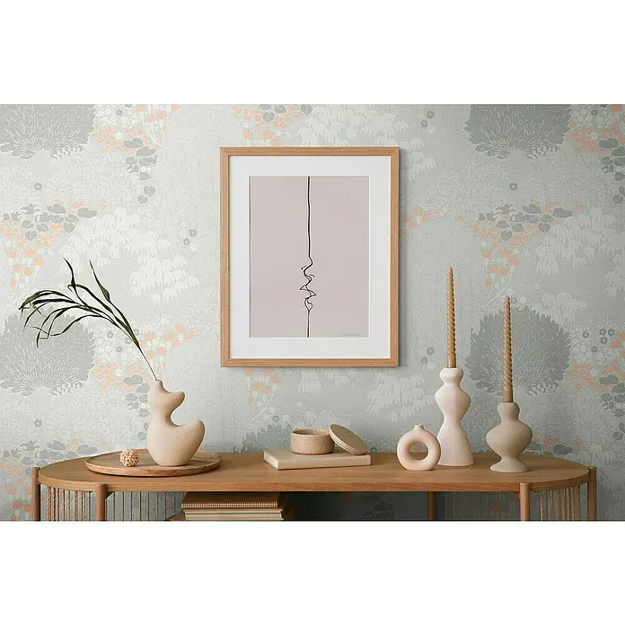 A.S. Création Famous Garden Vliestapete - Hellgrau-Weiß-Rosa, Floral, 10,05 x 0,53 m - Ein gerahmtes Kunstwerk an einer floralen Wand, zusammen mit dekorativen Vasen und Kerzenhaltern auf einem Holzregal.