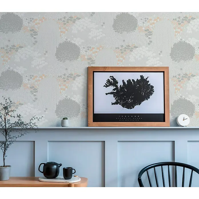 A.S. Création Famous Garden Vliestapete - Hellgrau-Weiß-Rosa, Floral, 10,05 x 0,53 m - Ein helles Zimmer mit einer Wand, die mit einer verspielten Tapete mit floralen Motiven in Grau und Pfirsich dekoriert ist, die dem Raum einen frischen Touch verleiht.