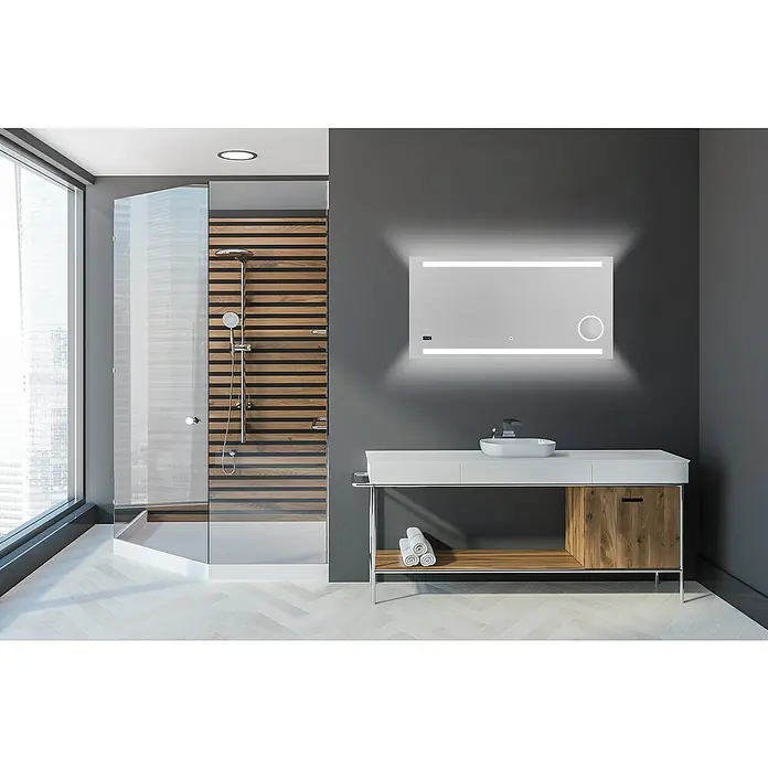 DSK Lichtspiegel Silver Rey - 120 x 60 cm, Silber, Leuchtmittel - Modernes Badezimmer-Interieur mit einem rechteckigen LED-beleuchteten Spiegel über einem weißen Waschtisch mit Holzdetails.