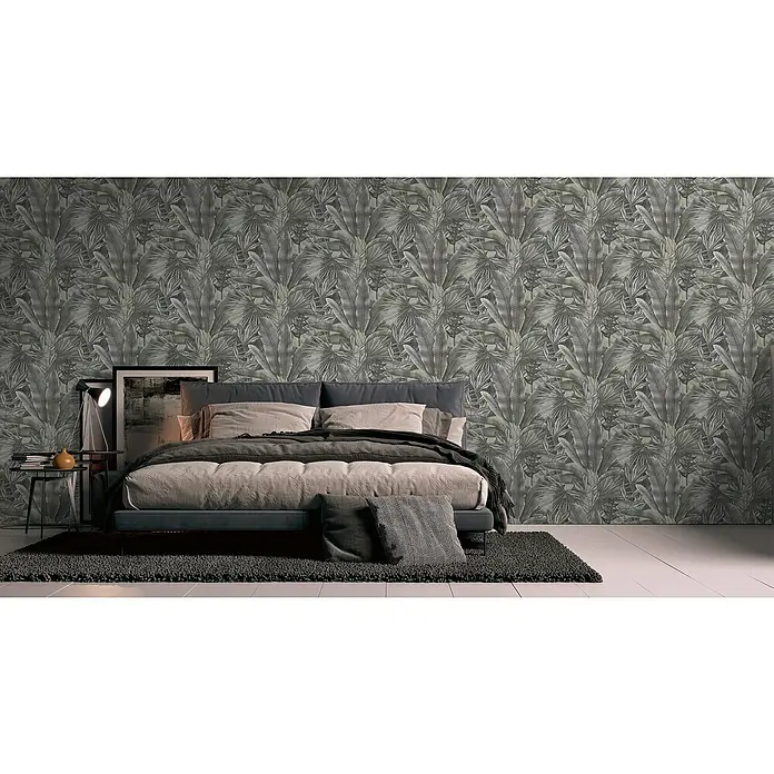 A.S. Création Stories of Life Vliestapete - Grau-Beige-Schwarz, Floral, 10,05 x 0,53 m - Schlafzimmer mit einer grauen Tapete mit tropischem Blattmuster, einem dunklen Bett und einem passenden Teppich.