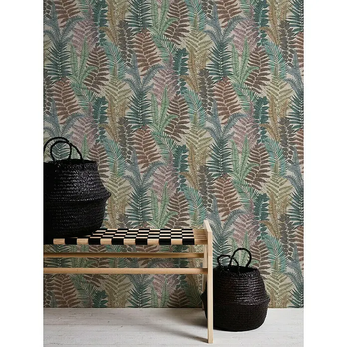 A.S. Création Famous Garden Vliestapete - Bunt-Beige-Grün, Floral, 10,05 x 0,53 m - Dekorative Körbe in Schwarz, platziert auf einer hellen Holzbank mit Schachbrettmuster, vor einer Wand mit Farnmuster.