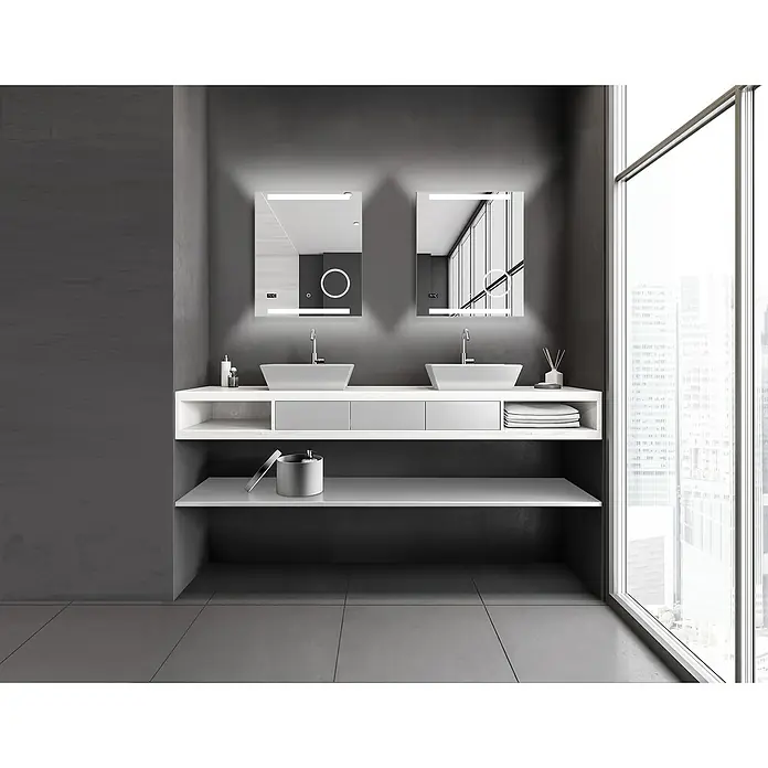 DSK Lichtspiegel Silver Rey - 60 x 70 cm, Silber, Leuchtmittel - Modernes Badezimmer mit zwei Waschbecken, Spiegeln mit Beleuchtung und großem Fenster für viel Tageslicht.