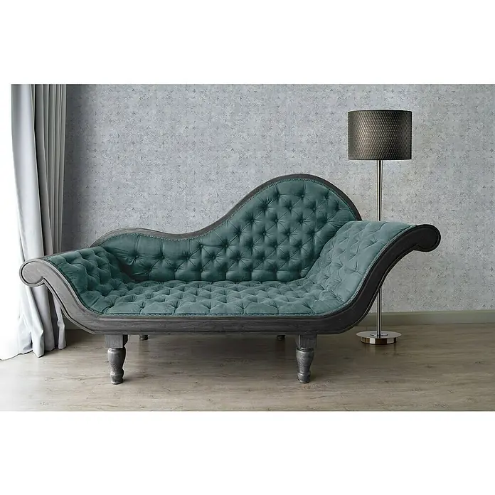 A.S. Création Stories of Life Vliestapete Used-Look - Lilagrau-Silber, Betonoptik, 10,05 x 0,53 m - Elegante türkisfarbene Chaiselongue mit Knopfheftung und dunklem Holzrahmen, die einen Hauch von raffiniertem Stil in jeden Raum bringt.