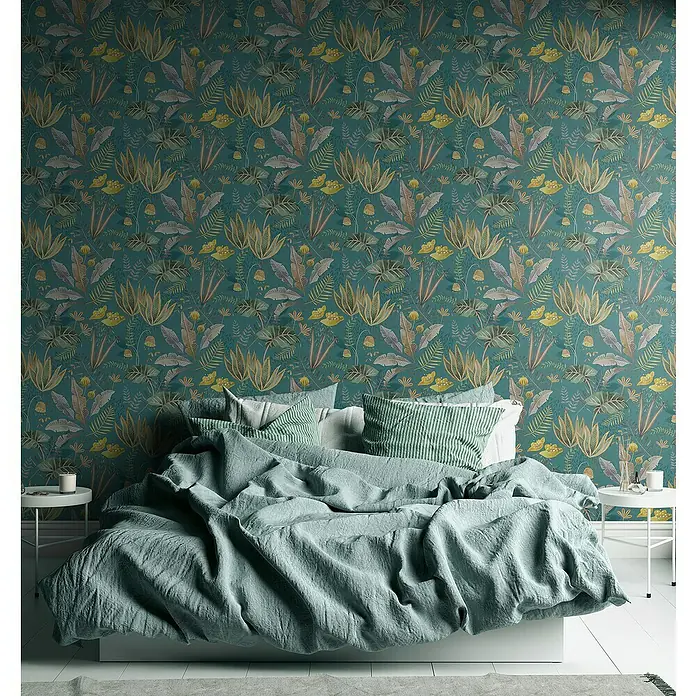 A.S. Création Famous Garden Vliestapete - Petrol-Grün-Gelb, Floral, 10,05 x 0,53 m - Schlafzimmer mit Bettwäsche-Set in Mintgrün und Kissen vor einer Wand mit Dschungeltapete.