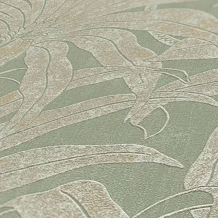 A.S. Création Jade 2 Vliestapete Pflanzen - Grün-Gold-Silber, Floral, 10,05 x 0,53 m - Nahaufnahme einer grünen Tapete mit einem erhabenen, floralen Muster in Beige. Die Tapete bietet eine subtile Textur.