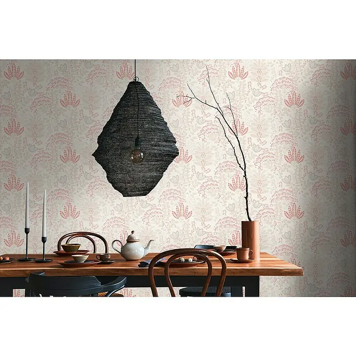 A.S. Création Famous Garden Vliestapete - Weiß-Taupe-Rosa, Floral, 10,05 x 0,53 m - Gemütlicher Essbereich mit floraler Tapete, Holztisch und auffälliger Hängelampe.
