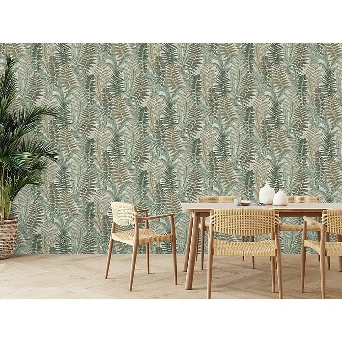 A.S. Création Famous Garden Vliestapete - Beige-Grün-Braun, Floral, 10,05 x 0,53 m - Esszimmer mit einem Holztisch und Korbstühlen vor einer Wand mit Farnmuster-Tapete. Die grüne Tapete sorgt für eine natürliche Atmosphäre.