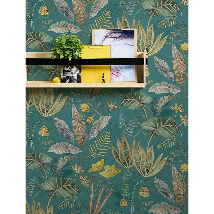 A.S. Création Famous Garden Vliestapete - Petrol-Grün-Gelb, Floral, 10,05 x 0,53 m - Ein dekoratives Wandregal mit einer Pflanze, gelben Ordnern und Fotos vor einem grünen Blättertapeten-Hintergrund.
