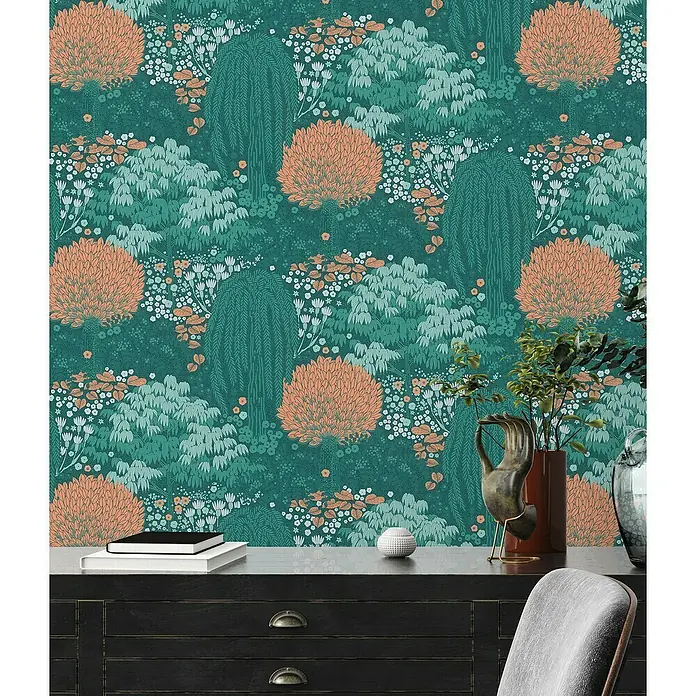 A.S. Création Famous Garden Vliestapete - Petrol-Orange-Grün, Floral, 10,05 x 0,53 m - Eine Nahaufnahme einer Wand mit einer üppigen Waldtapete mit grünen und orangefarbenen Bäumen, die eine ruhige und natürliche Atmosphäre schafft.