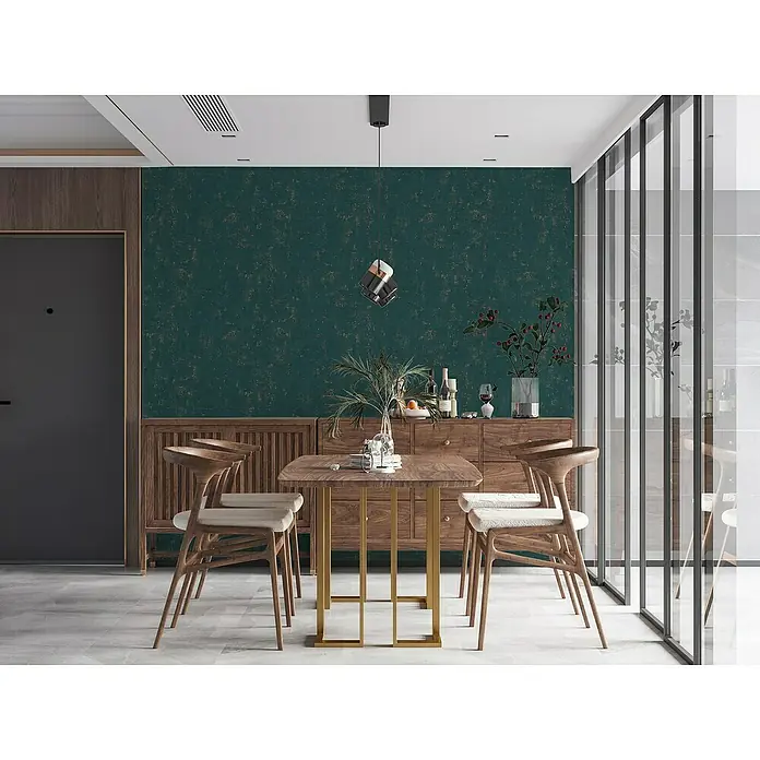 A.S. Création Jade 2 Vliestapete - Petrol-Gold, Uni, 10,05 x 0,53 m - Elegantes Esszimmer mit einem Holztisch und stilvollen Stühlen, ergänzt durch ein Sideboard und eine moderne Pendelleuchte.