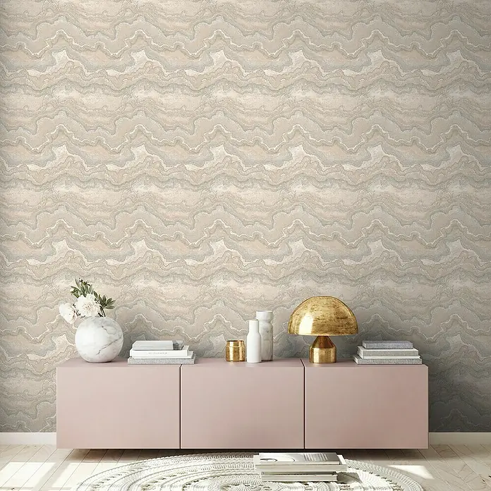 A.S. Création Stories of Life Vliestapete Marmoroptik Metallic-Effekt - Beige-Creme-Silber, Steinoptik, 10,05 x 0,53 m - Nahaufnahme einer Wandtapete mit einem einzigartigen, wellenförmigen Muster in sanften Beige- und Grautönen, die eine elegante und beruhigende Atmosphäre schafft.