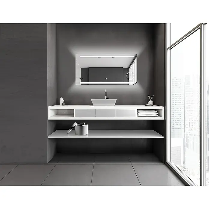 DSK Lichtspiegel Silver Rey - 120 x 60 cm, Silber, Leuchtmittel - Modernes Badezimmerdesign mit beleuchtetem Spiegel und Waschtisch in Weiß. Graue Fliesen und ein großes Fenster runden das Bild ab.