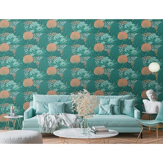 A.S. Création Famous Garden Vliestapete - Petrol-Orange-Grün, Floral, 10,05 x 0,53 m - Wohnzimmer mit türkisfarbenem Sofa vor gemusterter Tapete, ergänzt durch Deko-Elemente und sanfte Beleuchtung.