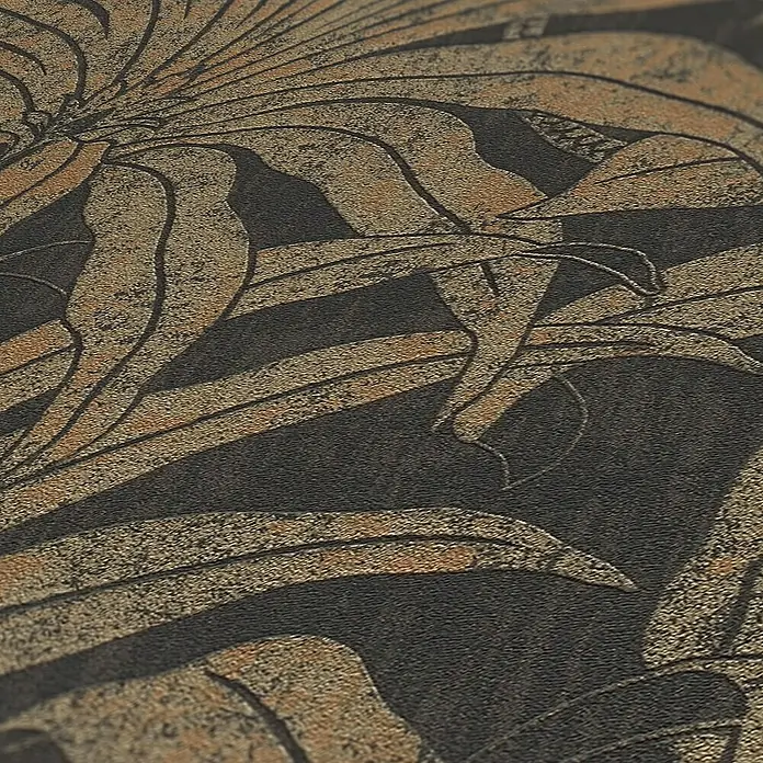 A.S. Création Jade 2 Vliestapete Pflanzen - Schwarz-Gold-Bronze, Floral, 10,05 x 0,53 m - Nahaufnahme einer strukturierten Tapete mit stilisiertem floralem Muster in Gold- und Brauntönen auf dunklem Grund, die eine elegante und dekorative Oberfläche bietet.