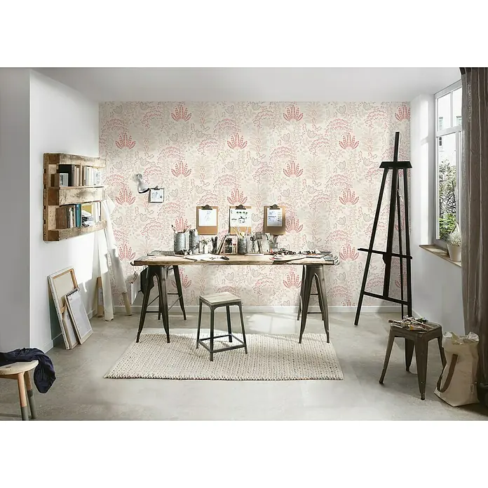 A.S. Création Famous Garden Vliestapete - Weiß-Taupe-Rosa, Floral, 10,05 x 0,53 m - Kreativer Arbeitsbereich mit Staffelei, Schreibtisch und Holzregal vor einer gemusterten Tapete. Ein inspirierender Ort zum Malen und Zeichnen.