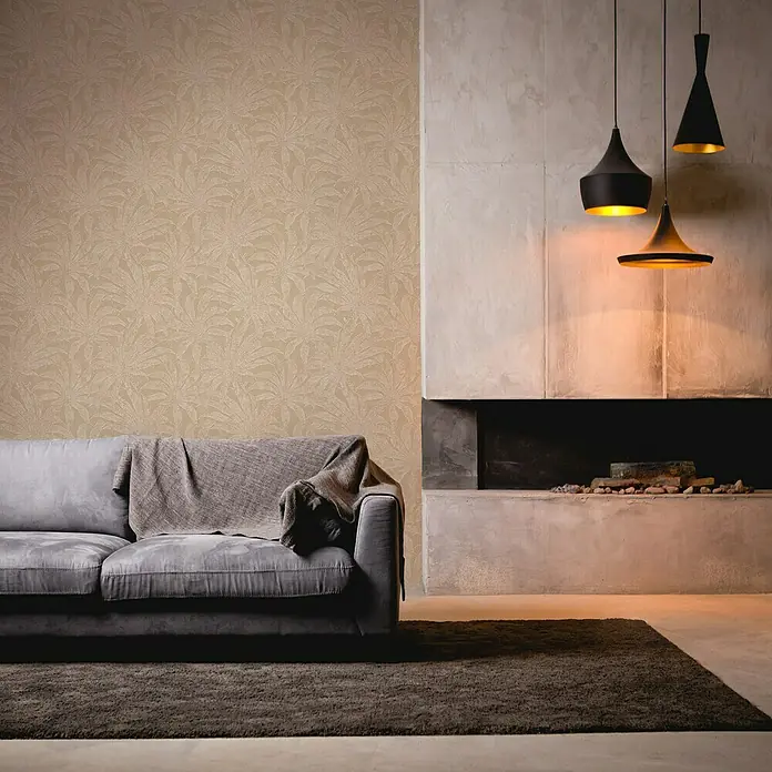A.S. Création Jade 2 Vliestapete Pflanzen - Grau-Weiß-Gold, Floral, 10,05 x 0,53 m - Elegantes Wohnzimmer mit grauem Sofa, gemusterter Tapete und modernem Kamin mit Hängelampen. Stilvolles Interieur für gemütliche Stunden zu Hause.