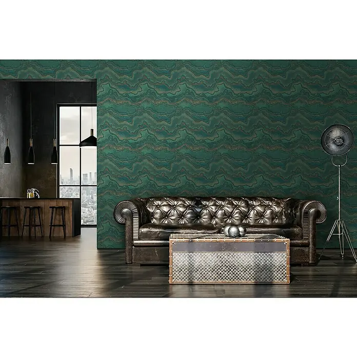 A.S. Création Stories of Life Vliestapete Marmoroptik Metallic-Effekt - Petrolgrün-Gold, Steinoptik, 10,05 x 0,53 m - Edles Interieur mit einer braunen Ledercouch und einem industriellen Couchtisch vor einer grünen Marmortapete. Eine stylische Wohnraumgestaltung.